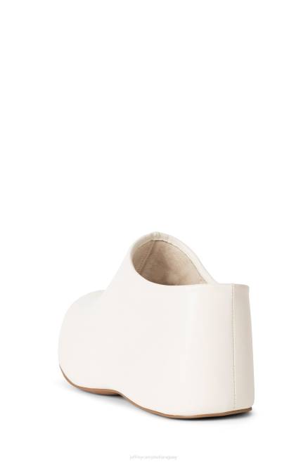 mujer obstruyendo Jeffrey Campbell F6JX11 bota de plataforma crema